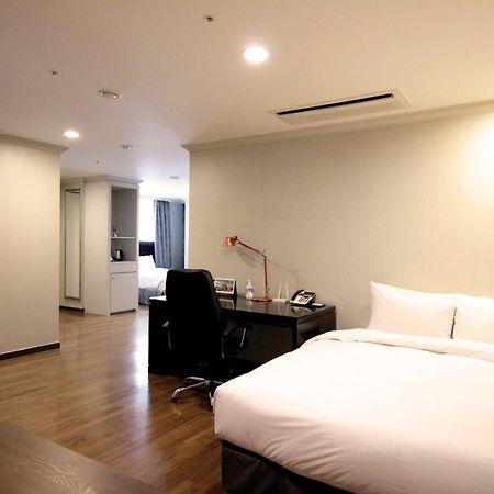 รามาดา โฮเทล แอนด์ สวีท นัมแดมุน Hotel โซล ภายนอก รูปภาพ