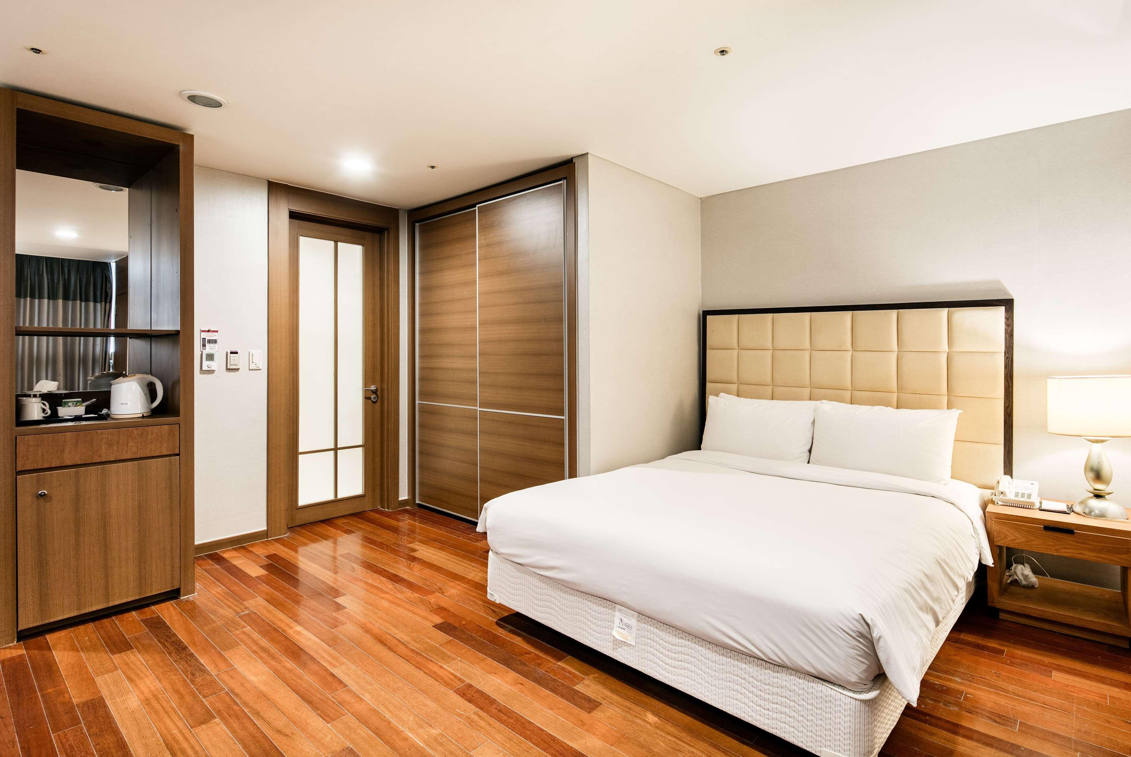 รามาดา โฮเทล แอนด์ สวีท นัมแดมุน Hotel โซล ภายนอก รูปภาพ