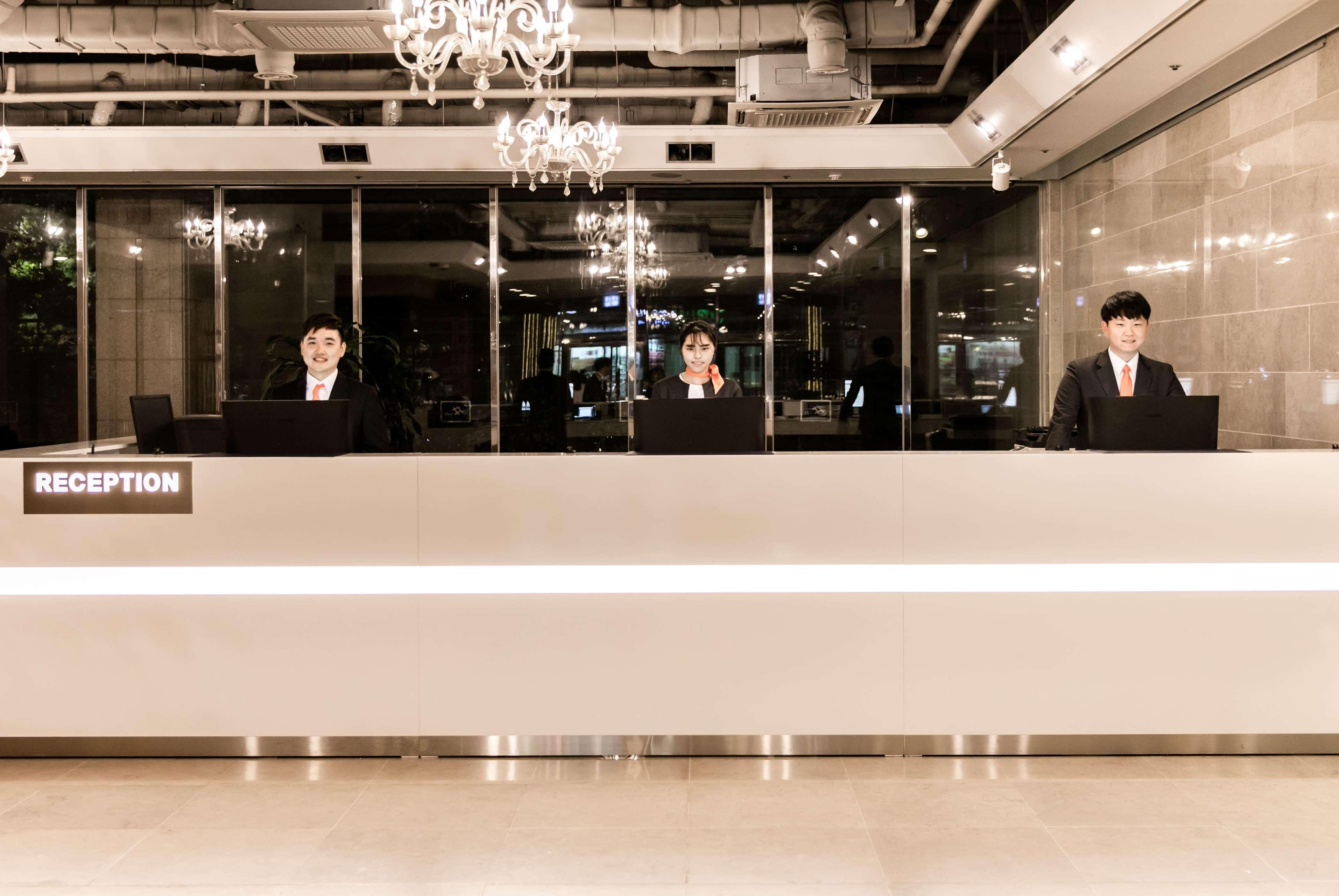รามาดา โฮเทล แอนด์ สวีท นัมแดมุน Hotel โซล ภายนอก รูปภาพ
