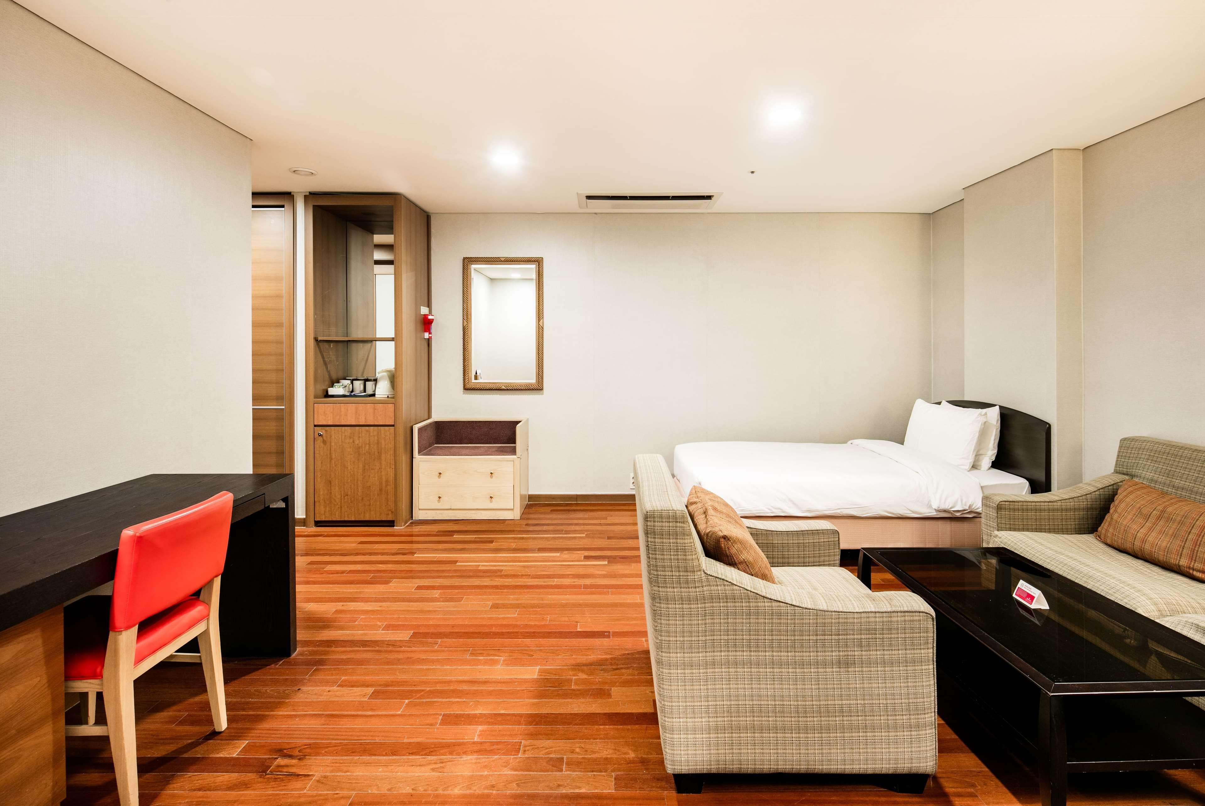 รามาดา โฮเทล แอนด์ สวีท นัมแดมุน Hotel โซล ภายนอก รูปภาพ