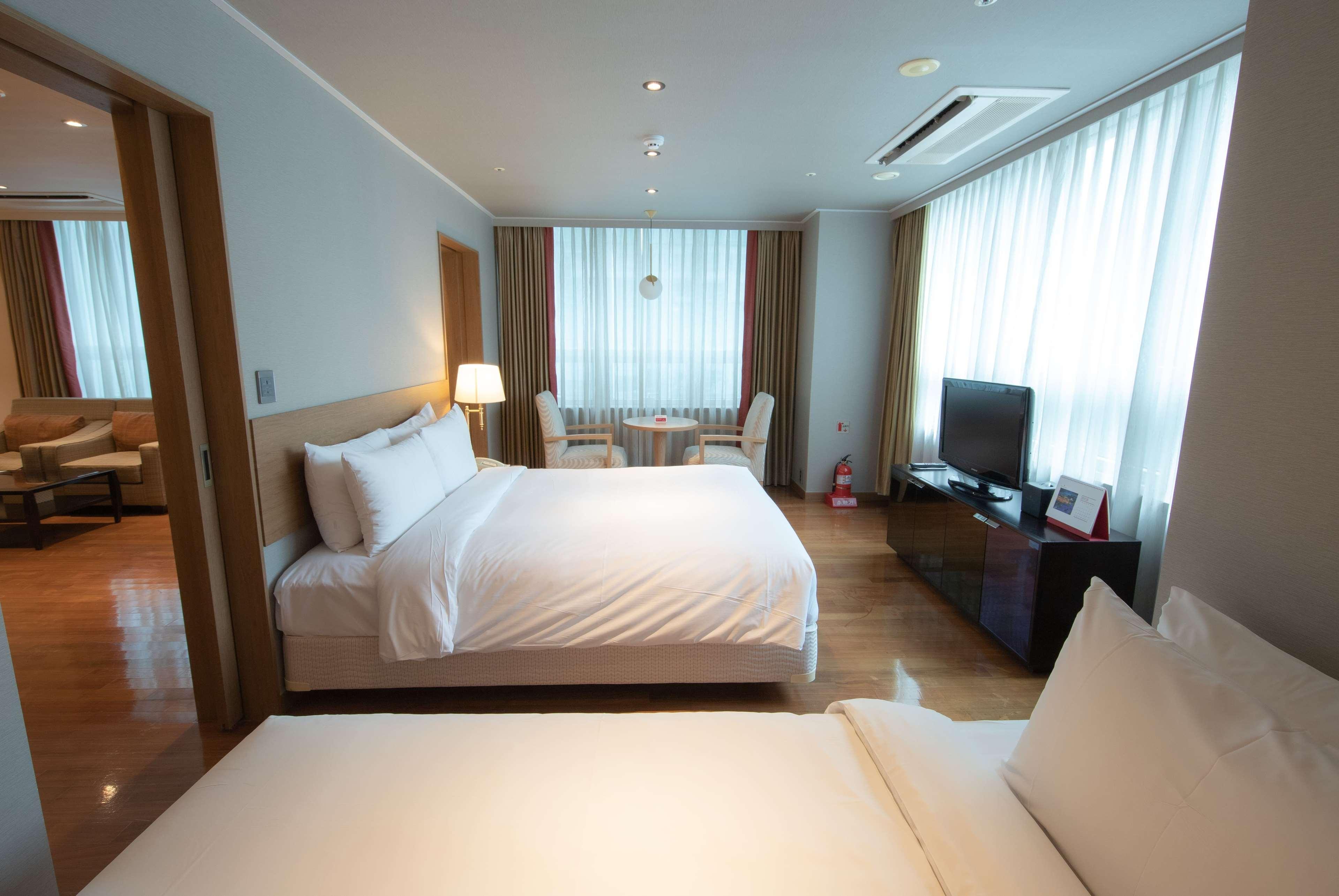 รามาดา โฮเทล แอนด์ สวีท นัมแดมุน Hotel โซล ภายนอก รูปภาพ