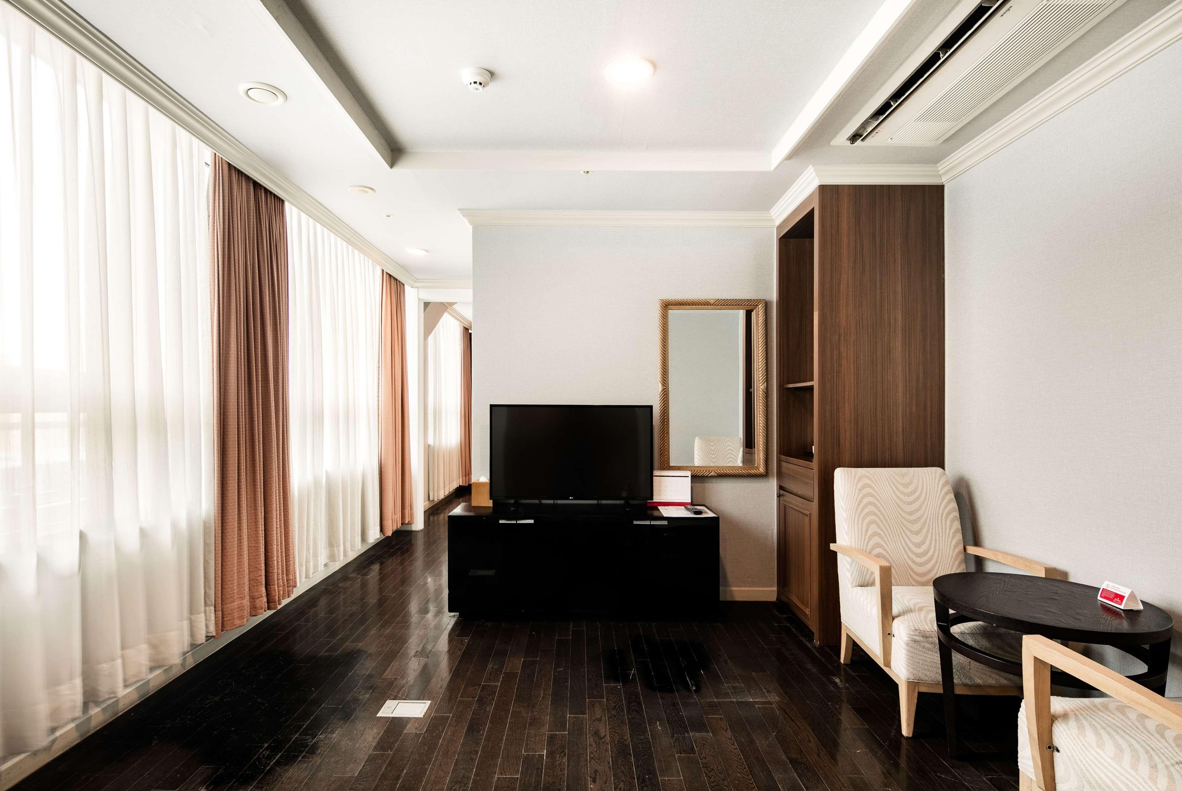 รามาดา โฮเทล แอนด์ สวีท นัมแดมุน Hotel โซล ภายนอก รูปภาพ
