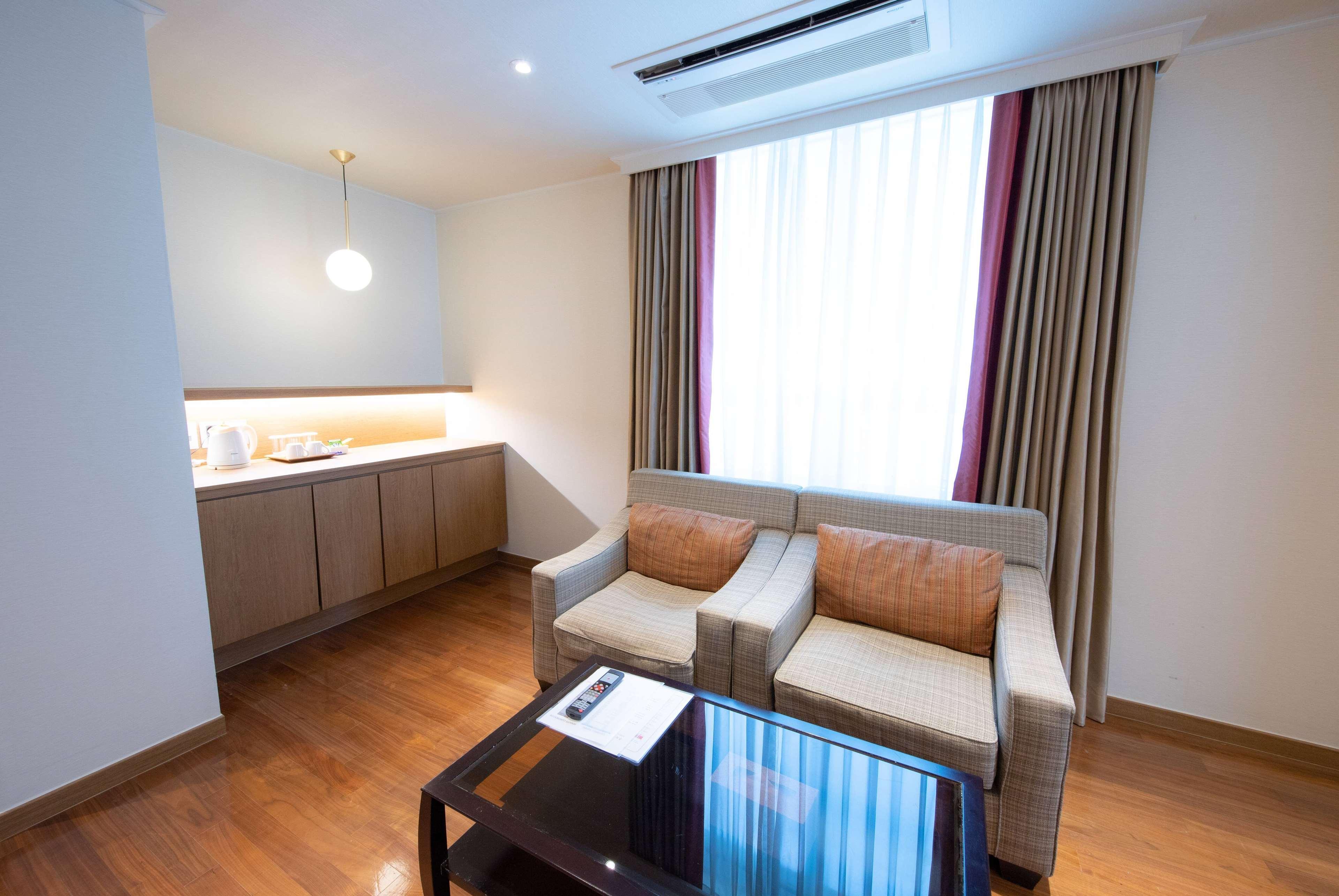 รามาดา โฮเทล แอนด์ สวีท นัมแดมุน Hotel โซล ภายนอก รูปภาพ